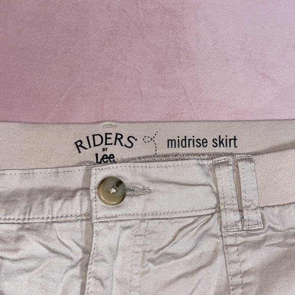 Riders by Lee Tan Skort - Picture 2 of 7